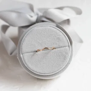 Minimalistický zlatý prsten ve tvaru vlnky GAIA Thumbnail