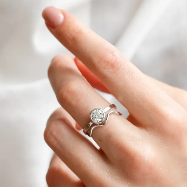 Minimalistický zlatý prsten ve tvaru vlnky GAIA Image