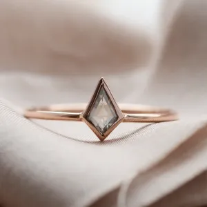 Minimalist kite salt and pepper diamond ring DAKOTA