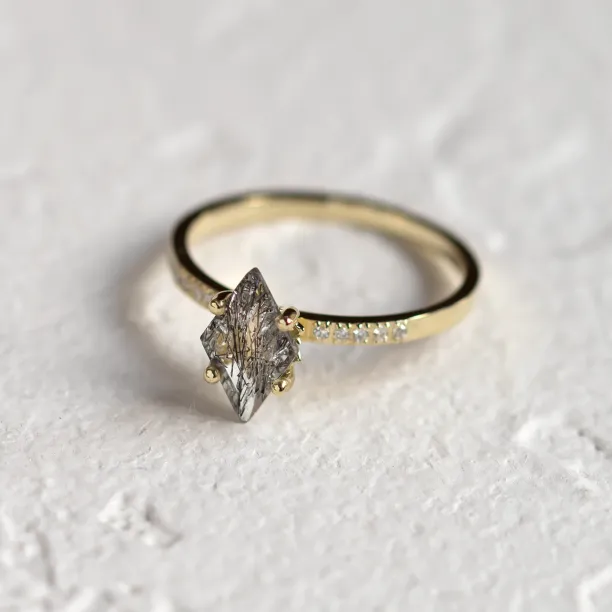 Zlatý prsten s kite rutilovým křišťálem a diamanty ESTER Image