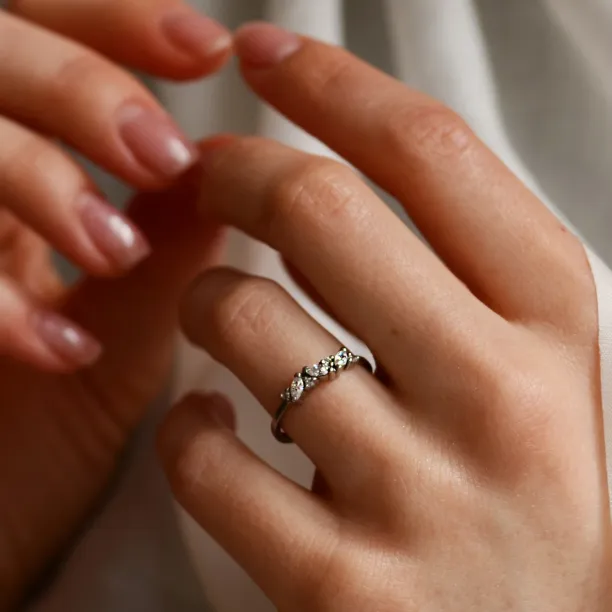 Zlatý prsten s kulatými a markýz diamanty  VALLYS Image