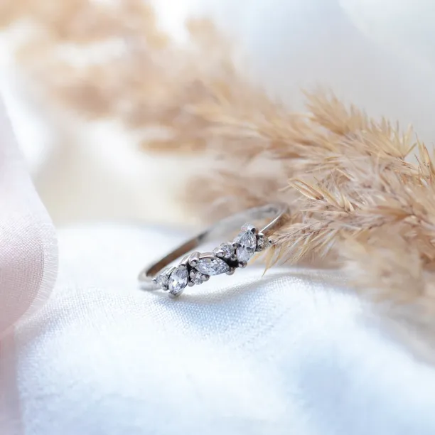 Zlatý prsten s kulatými a markýz diamanty  VALLYS Image