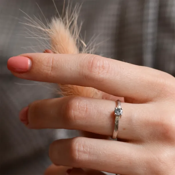 Zlatý prsten ve tvaru stromové kůry se salt and pepper diamantem SALTY Image