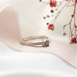 Zlatý prsten ve tvaru stromové kůry se salt and pepper diamantem SALTY Thumbnail