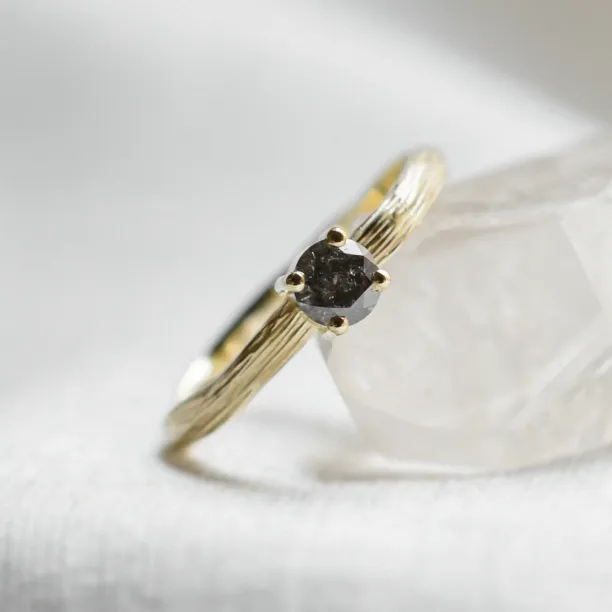 Zlatý prsten ve tvaru stromové kůry se salt and pepper diamantem SALTY Image