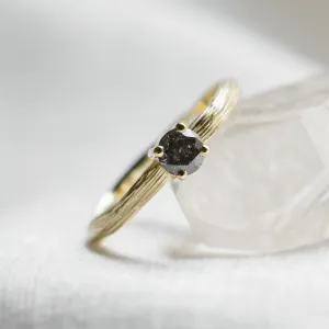 Zlatý prsten ve tvaru stromové kůry se salt and pepper diamantem SALTY Thumbnail