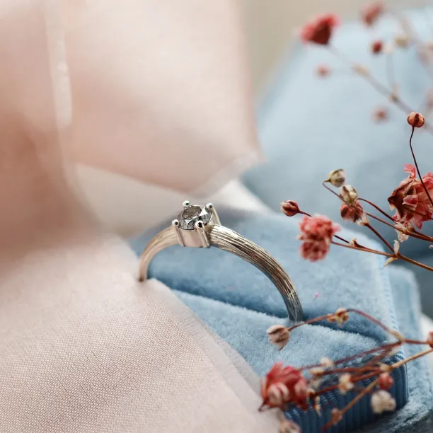 Zlatý prsten ve tvaru stromové kůry se salt and pepper diamantem SALTY Image