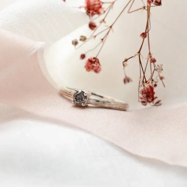 Zlatý prsten ve tvaru stromové kůry se salt and pepper diamantem SALTY Image