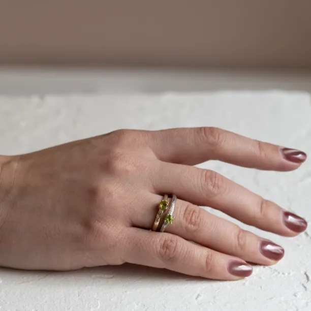 Zlatý prsten ve tvaru stromové kůry s olivínem OLIVE Image