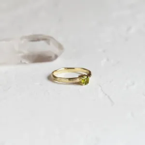 Zlatý prsten ve tvaru stromové kůry s olivínem OLIVE Thumbnail