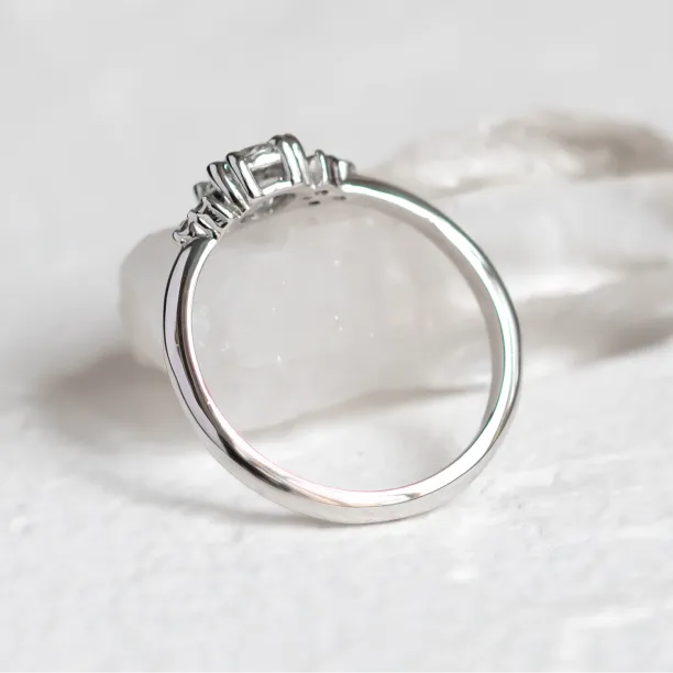 Gold engagement ring with diamonds MONYS Image