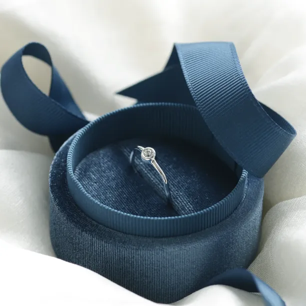 Minimalistický zvlněný prsten s diamantem NOLLAIG Image