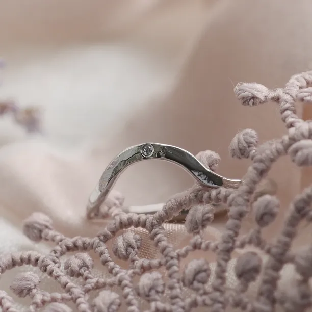 Tepaný zaoblený prsten s diamantem ASHLING Image