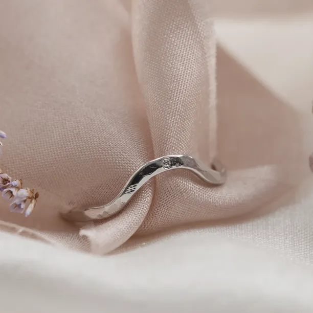 Tepaný zaoblený prsten s diamantem ASHLING Image