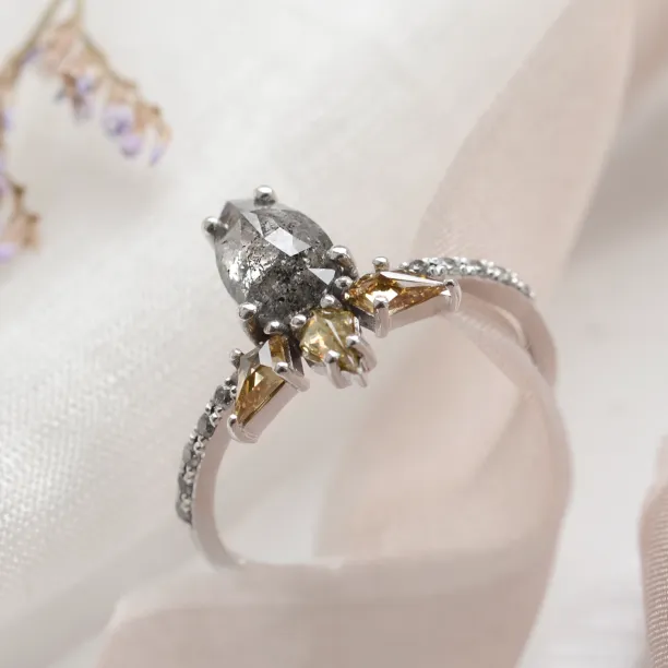 Luxusní zlatý prsten se salt and pepper a fancy diamanty CROWNIA Image