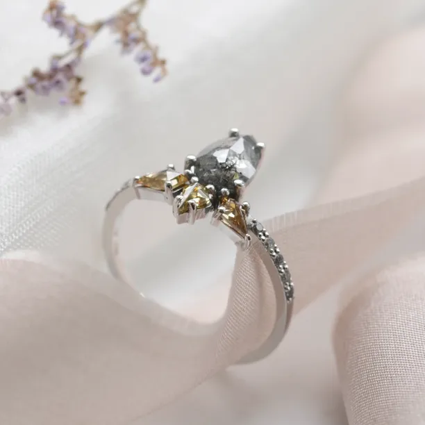 Luxusní zlatý prsten se salt and pepper a fancy diamanty CROWNIA Image