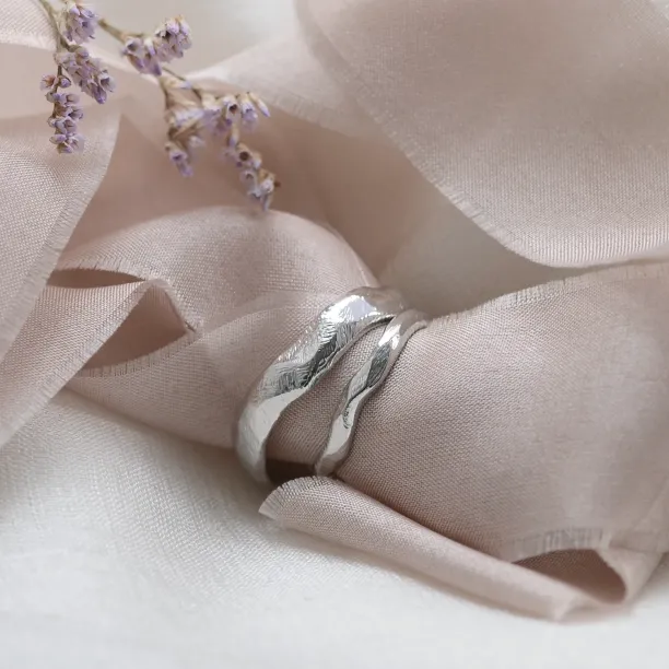 Atypické snubní prsteny se zaobleným povrchem ORGANICA Image