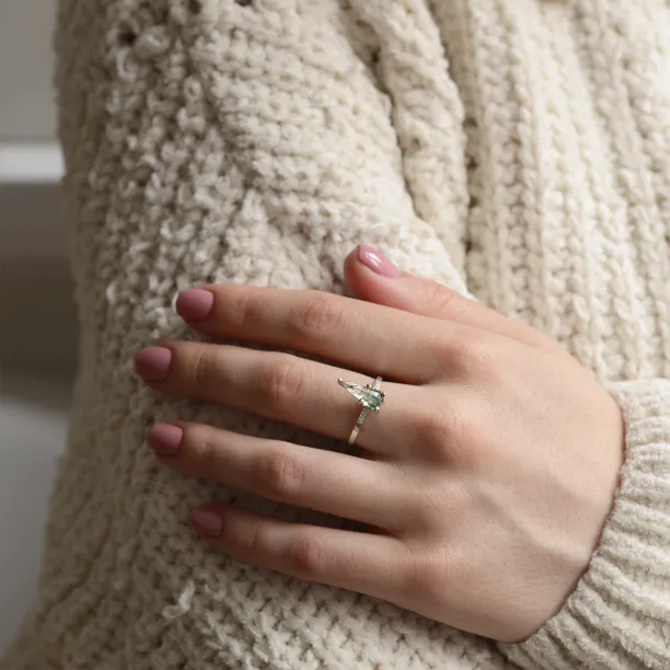 Výrazný zlatý prsten s kite mechovým achátem a diamanty INA Image