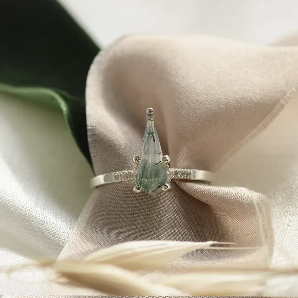 Výrazný zlatý prsten s kite mechovým achátem a diamanty INA Image