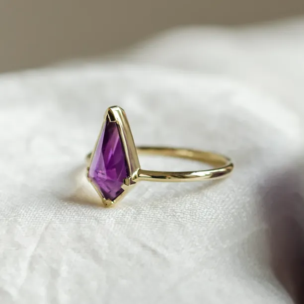 Kite amethyst ring in solid gold DARERCA Image