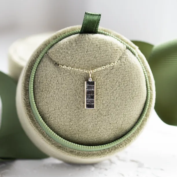 Zlatý přívěsek se salt and pepper diamanty a klasickým diamantem EVERLY Image