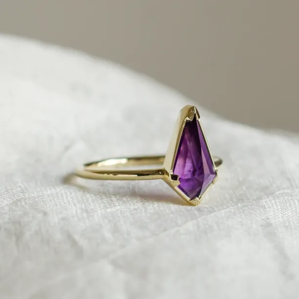 Kite amethyst ring in solid gold DARERCA Image
