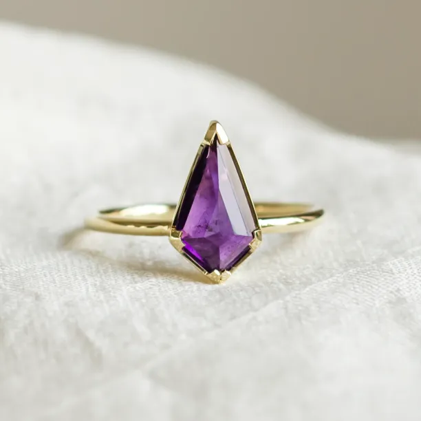 Kite amethyst ring in solid gold DARERCA Image