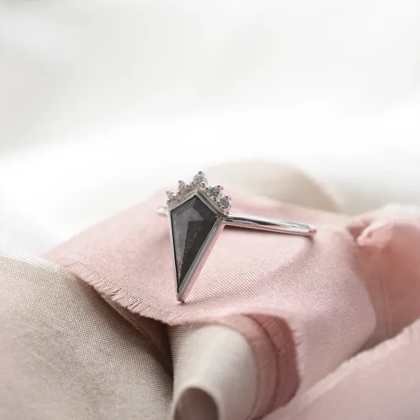 Elegantní prsten s kite salt and pepper diamantem EININ Image