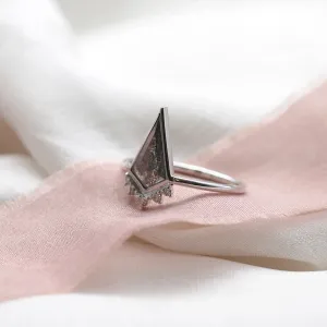 Elegantní prsten s kite salt and pepper diamantem EININ Thumbnail
