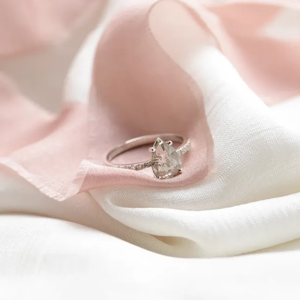 Zlatý vintage prsten se salt and pepper diamantem EIMMEAR Image