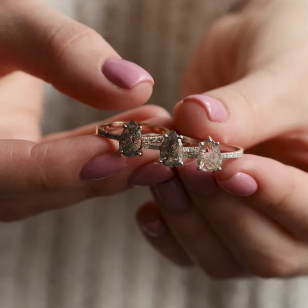 Zlatý vintage prsten se salt and pepper diamantem EIMMEAR Image