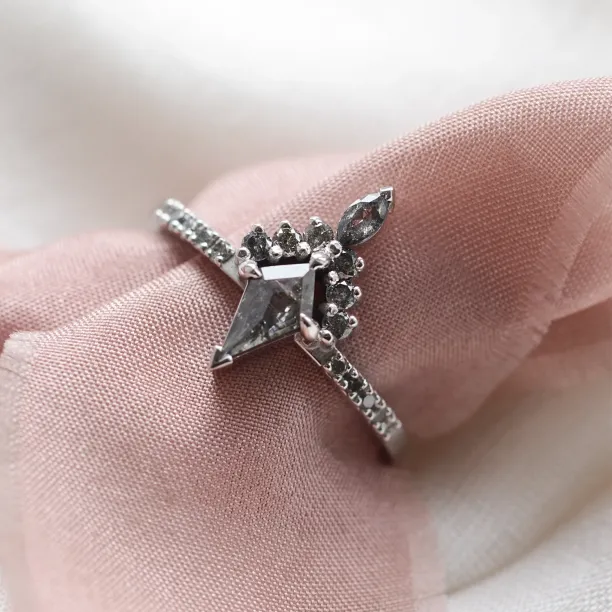 Luxusní cluster prsten ze zlata se salt and pepper diamanty DUBHEASA Image