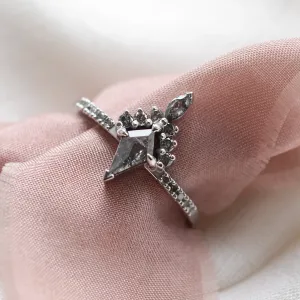 Luxusní cluster prsten ze zlata se salt and pepper diamanty DUBHEASA Thumbnail