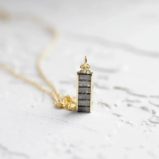 Zlatý přívěsek se salt and pepper diamanty a klasickým diamantem EVERLY Image