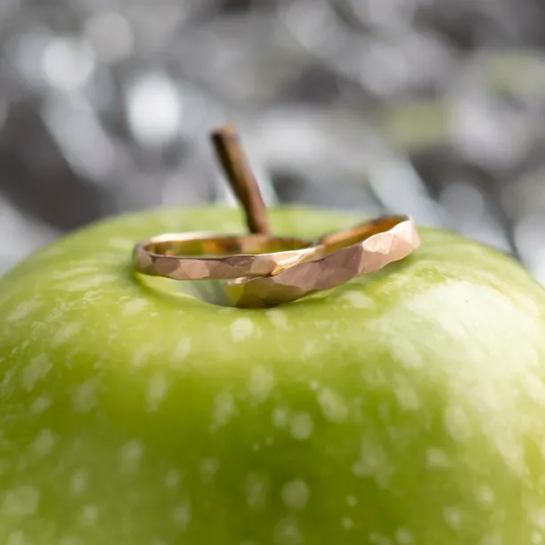 Matné snubní prsteny s tepaným povrchem ETAIN Image