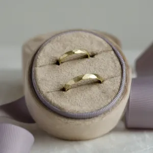 Matné snubní prsteny s tepaným povrchem ETAIN Thumbnail