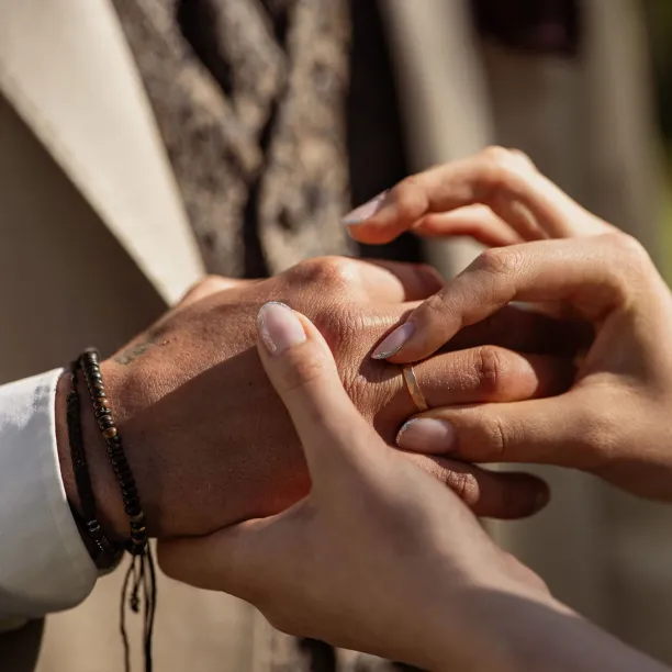 Matné snubní prsteny s tepaným povrchem ETAIN Image