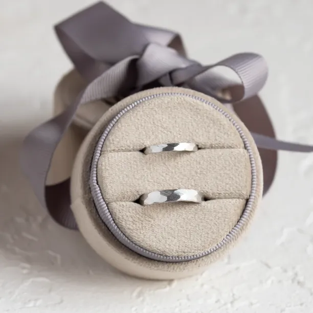 Matné snubní prsteny s tepaným povrchem ETAIN Image