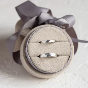 Matné snubní prsteny s tepaným povrchem ETAIN Thumbnail