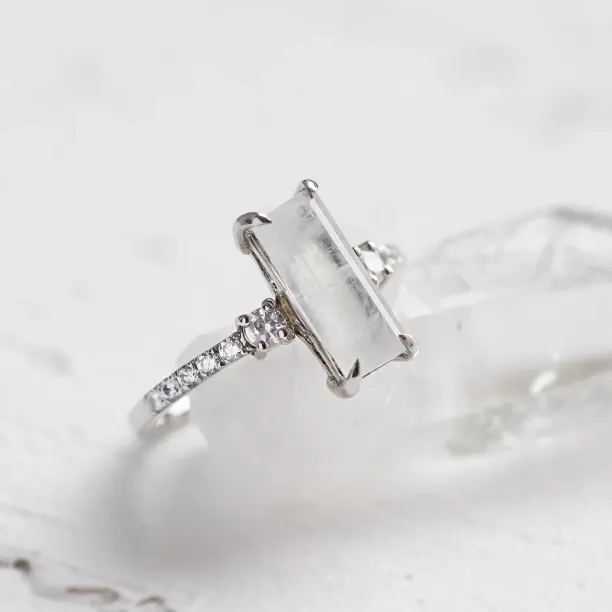 Zlatý prsten s baguette měsíčním kamenem a diamanty TIGE Image