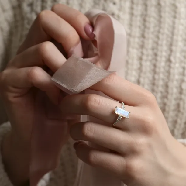 Zlatý prsten s baguette měsíčním kamenem a diamanty TIGE Image