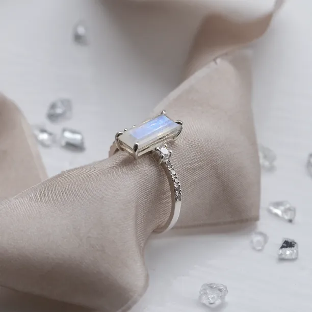 Zlatý prsten s baguette měsíčním kamenem a diamanty TIGE Image