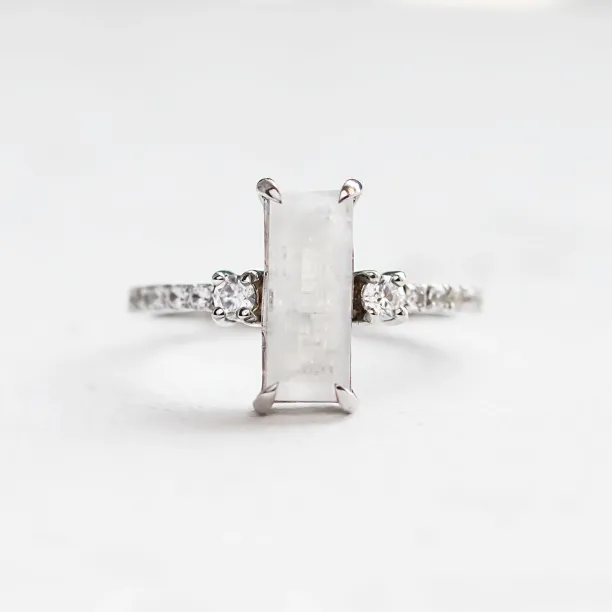 Zlatý prsten s baguette měsíčním kamenem a diamanty TIGE Image