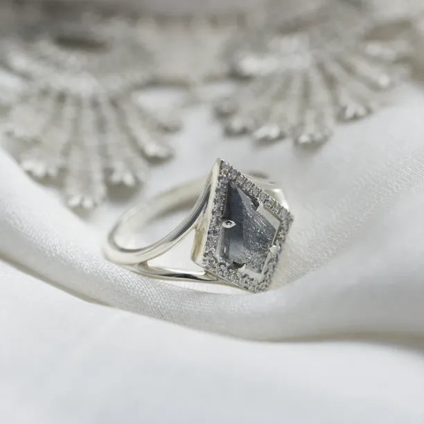 Luxusní zlatý prsten s kite salt and pepper diamantem CATHAL Image