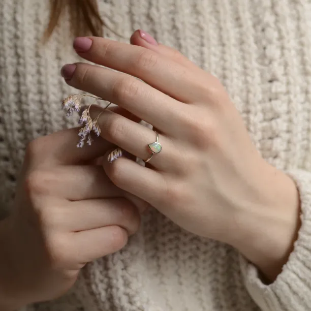 Zlatý prsten s pear bílým opálem FINN Image