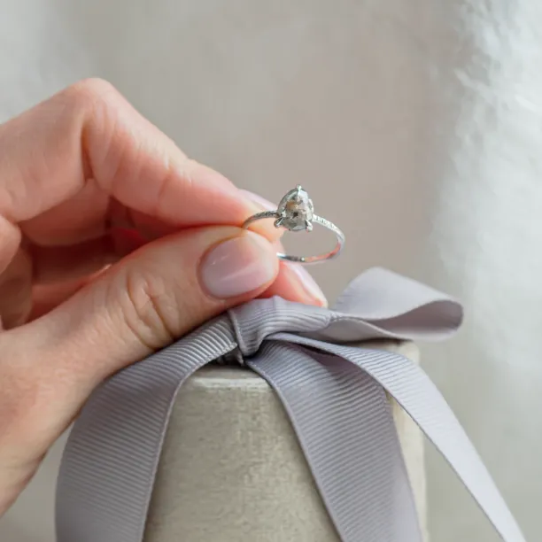 Elegantní prsten s pear salt and pepper diamantem a bílými diamanty CILLIAN Image