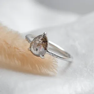 Elegantní prsten s pear salt and pepper diamantem a bílými diamanty CILLIAN Thumbnail