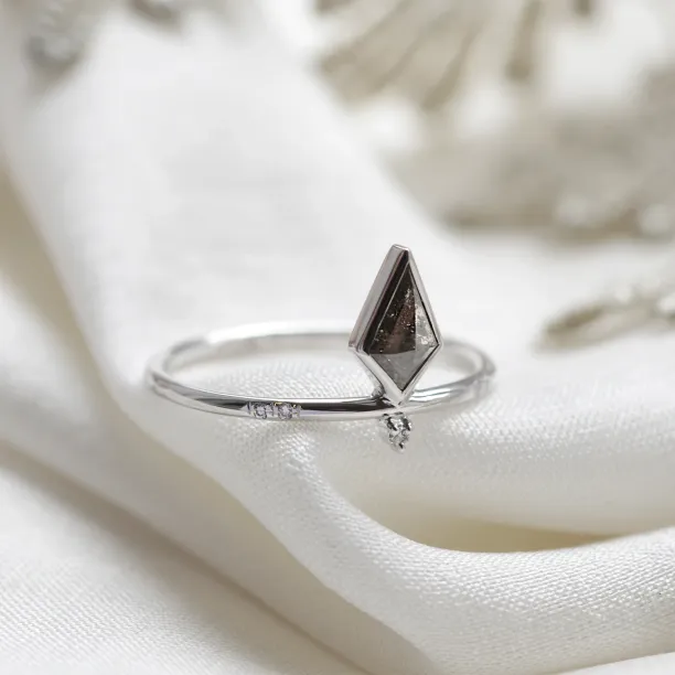 Netradiční prsten s kite salt and pepper diamantem a bílými diamanty CIAN Image