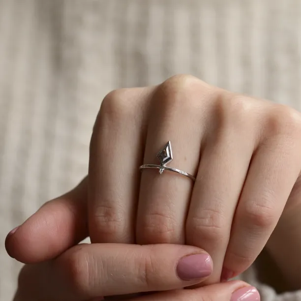 Netradiční prsten s kite salt and pepper diamantem a bílými diamanty CIAN Image