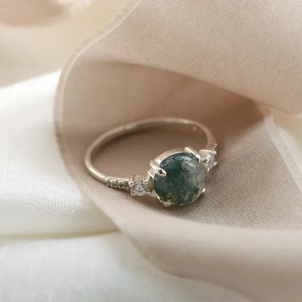 Zlatý prsten s cabochon mechovým achátem a diamanty FIONNUALA Image